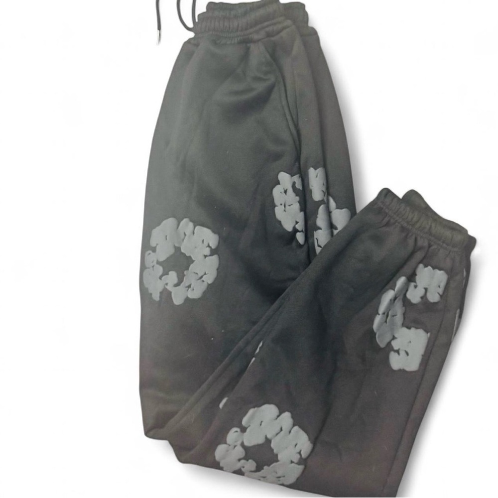 Denim Tears The Cotton Wreath Sweatpants in size M black